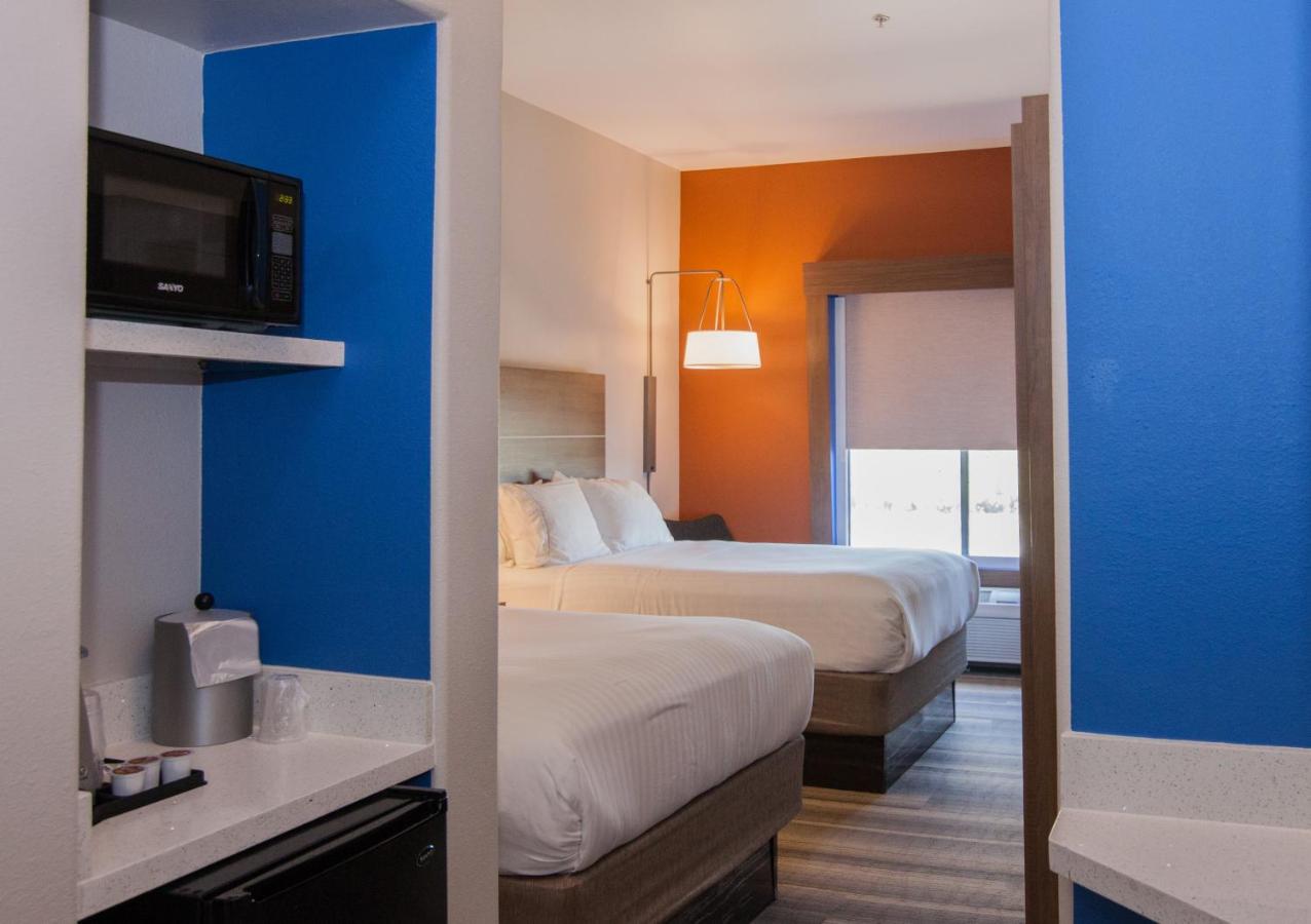 Queen Room with Two Queen Beds at Holiday Inn Express Hotel & Suites Houston-Alvin by IHG