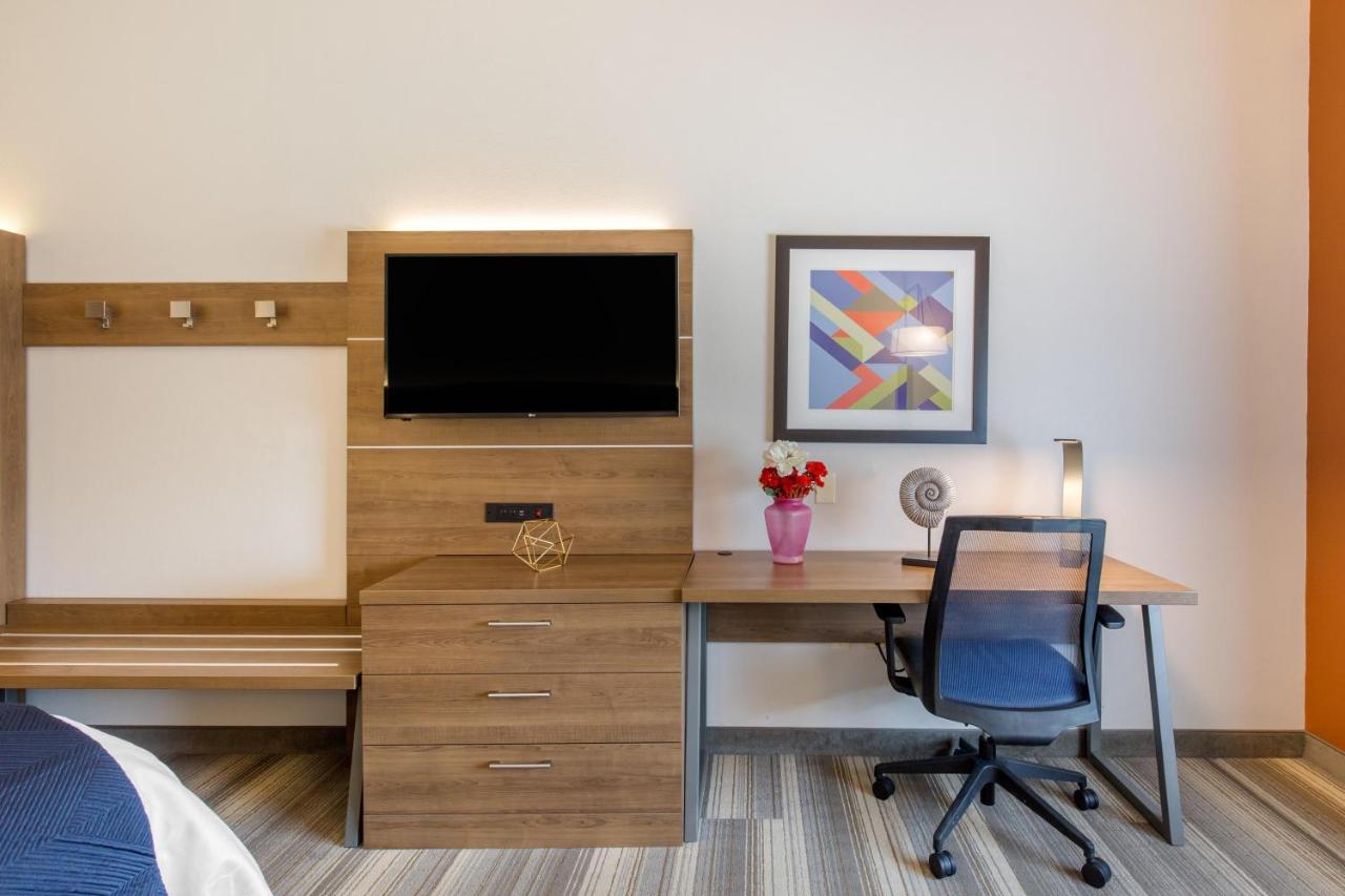 King Room at Holiday Inn Express Hotel & Suites Houston-Alvin by IHG