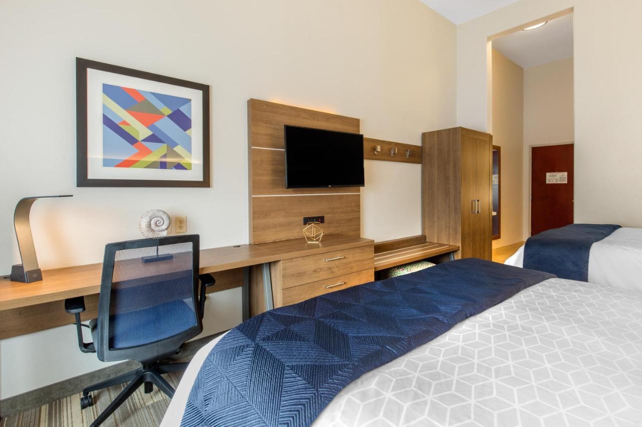 Queen Room with Two Queen Beds at Holiday Inn Express Hotel & Suites Houston-Alvin by IHG