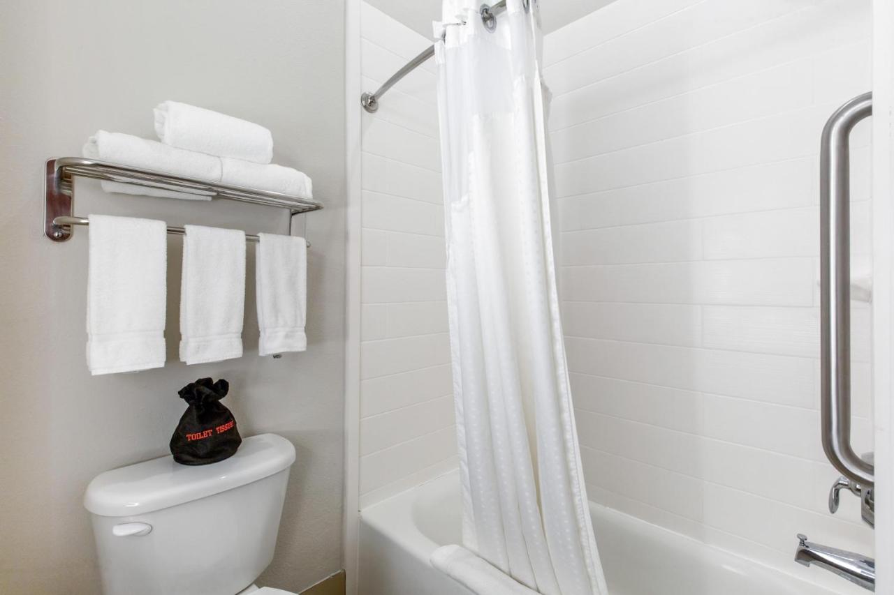 Queen Room with Two Queen Beds at Holiday Inn Express Hotel & Suites Houston-Alvin by IHG