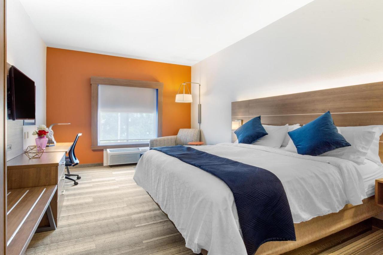 King Room at Holiday Inn Express Hotel & Suites Houston-Alvin by IHG