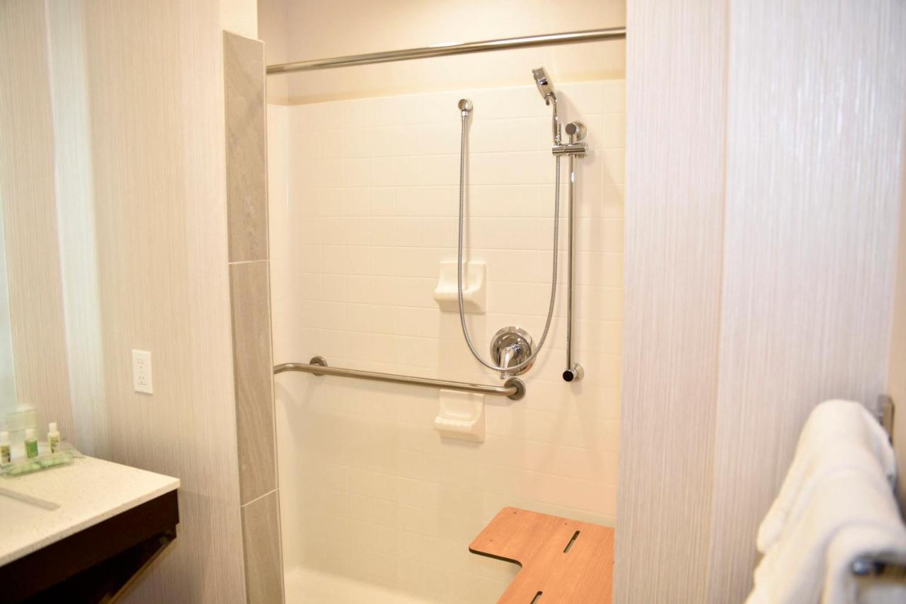 Queen Room - Disability Access at Holiday Inn Windsor Wine Country by IHG