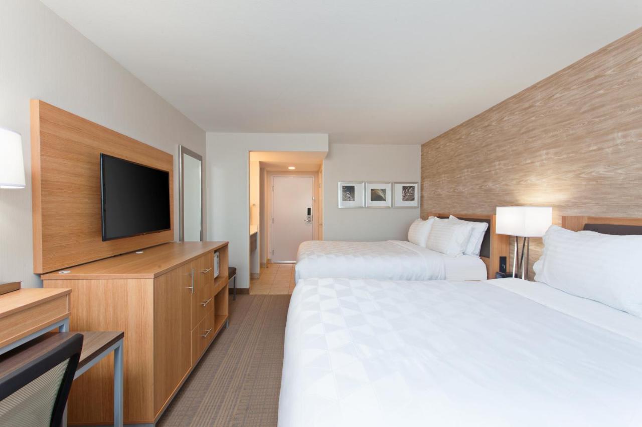 Queen Room with Two Queen Beds at Holiday Inn Palmdale-Lancaster by IHG
