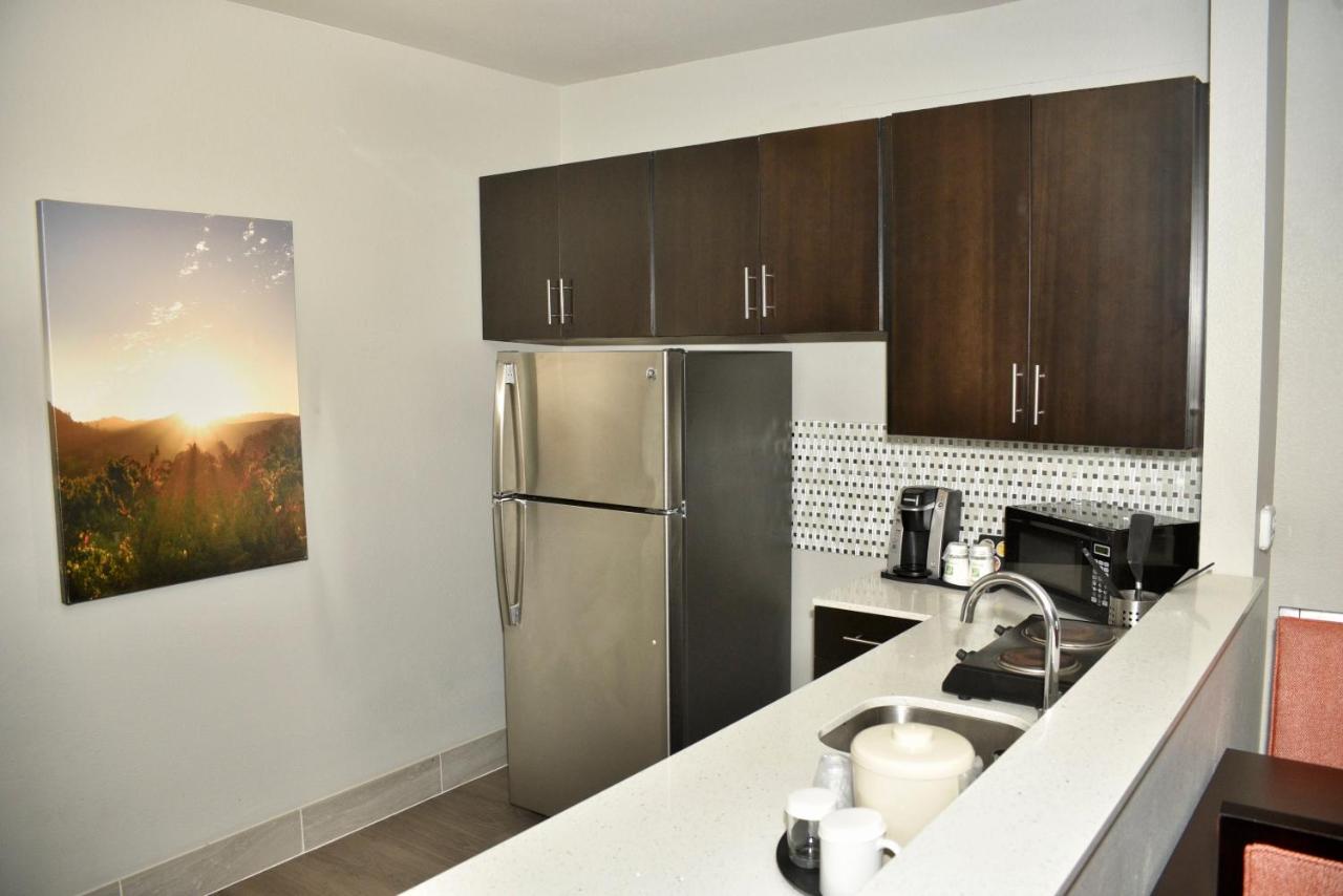 Deluxe Suite - Mobility Accessible - Non-Smoking at Holiday Inn Windsor Wine Country by IHG