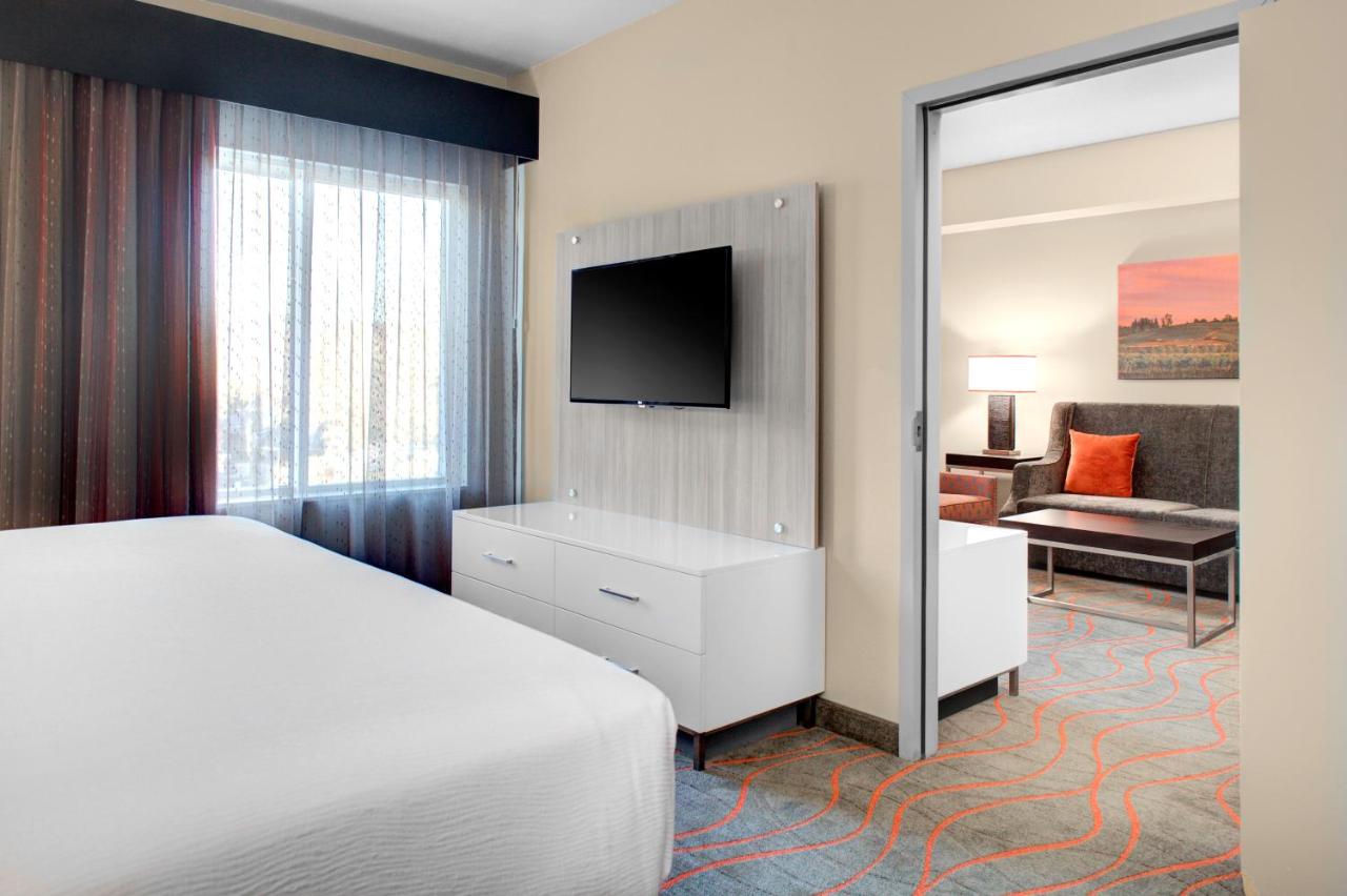 Deluxe Suite - Mobility Accessible - Non-Smoking at Holiday Inn Windsor Wine Country by IHG