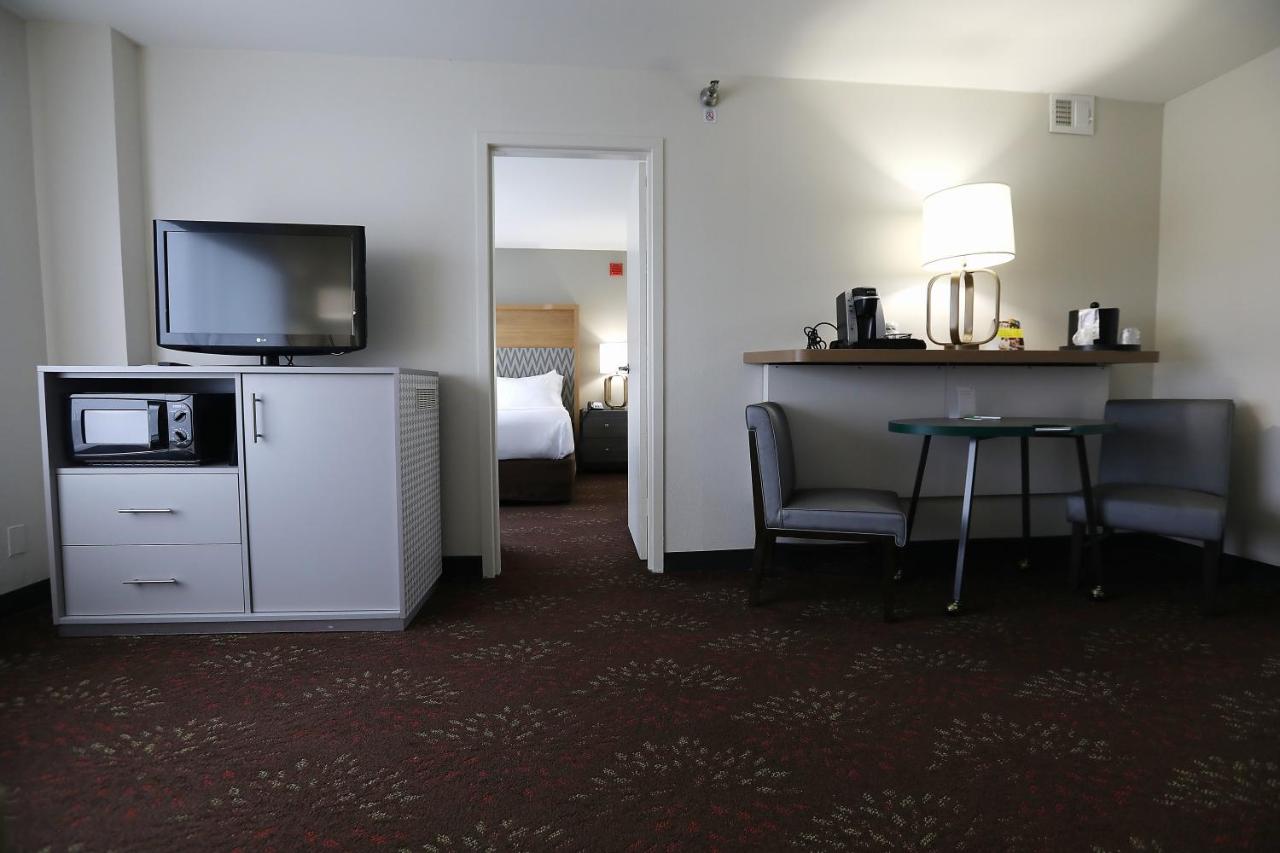Queen Suite Non-Smoking at Holiday Inn Chicago O'Hare Area by IHG