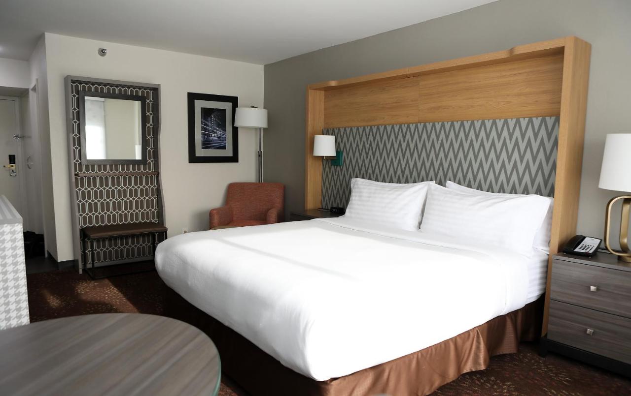 King Room - Non-Smoking at Holiday Inn Chicago O'Hare Area by IHG