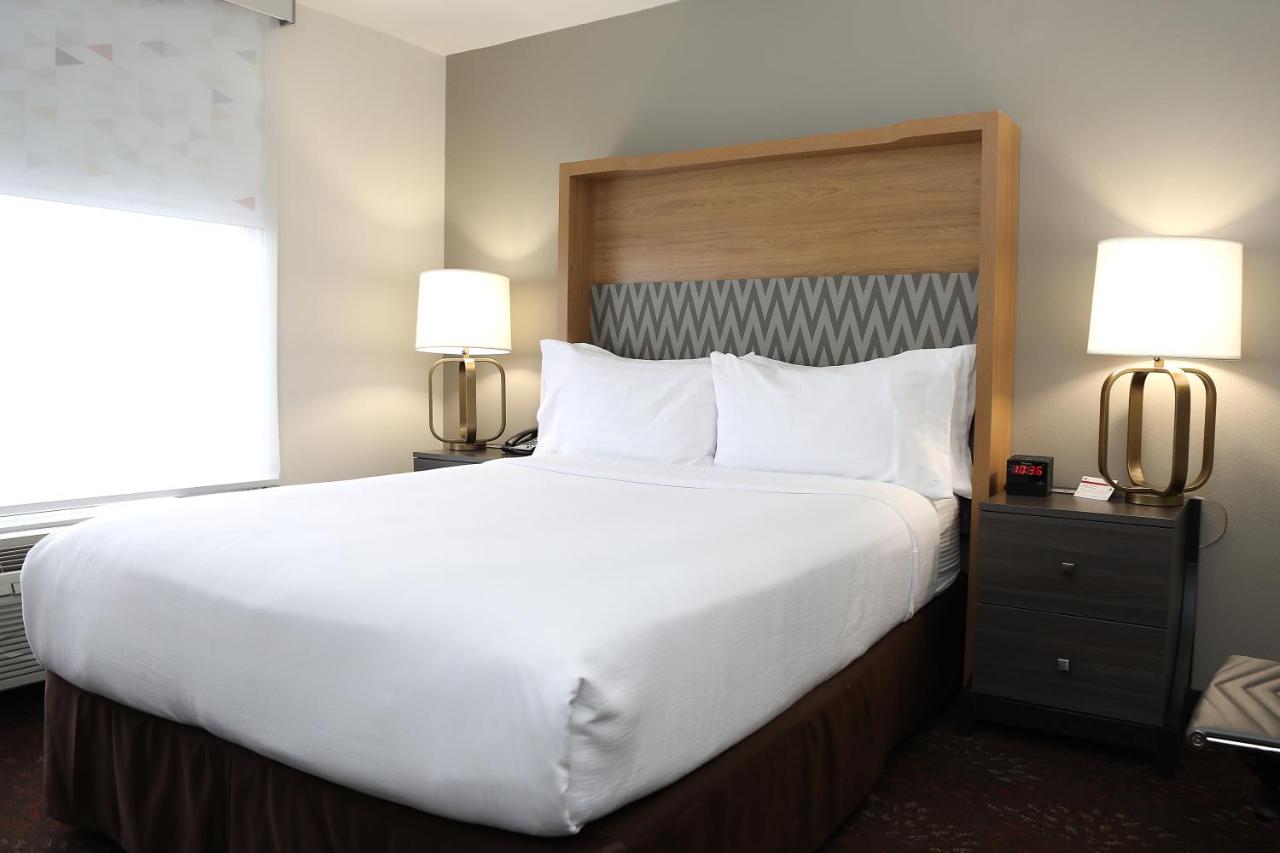 Queen Room - Non-Smoking at Holiday Inn Chicago O'Hare Area by IHG