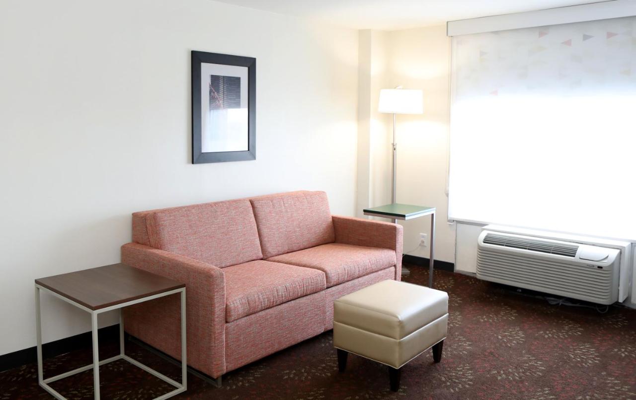 Queen Suite Non-Smoking at Holiday Inn Chicago O'Hare Area by IHG