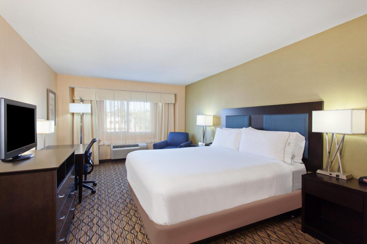 Deluxe King Room at Holiday Inn Express Newport Beach by IHG