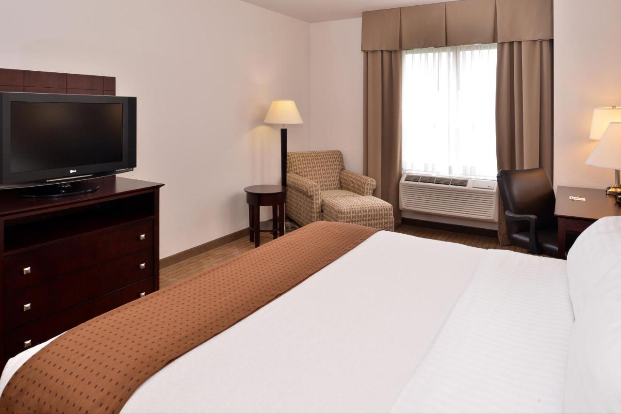 King Room - Disability Access/Non-Smoking at Holiday Inn Madison at The American Center, an IHG Hotel
