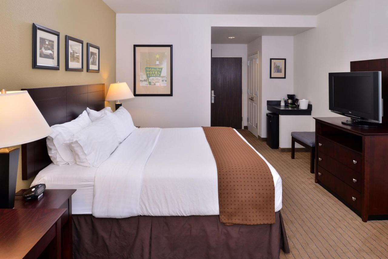 Deluxe King Room - Non-Smoking at Holiday Inn Madison at The American Center, an IHG Hotel