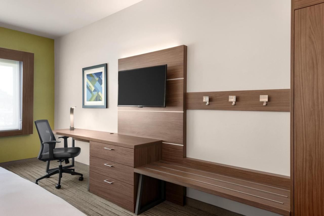 Leisure King Room - Non-Smoking at Holiday Inn Express & Suites West Des Moines - Jordan Creek by IHG