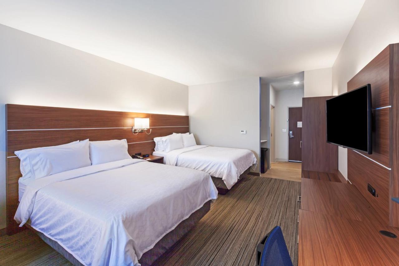 Queen Room - Disability Access at Holiday Inn Express & Suites Lenexa - Overland Park Area by IHG