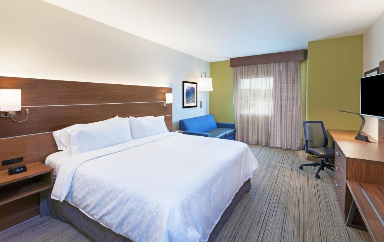 Queen Studio - Disability Access at Holiday Inn Express & Suites Lenexa - Overland Park Area by IHG