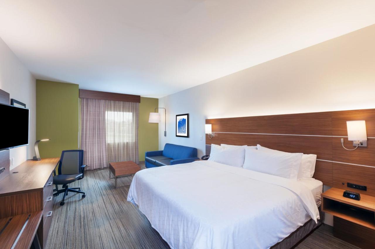 Queen Studio - Disability Access at Holiday Inn Express & Suites Lenexa - Overland Park Area by IHG