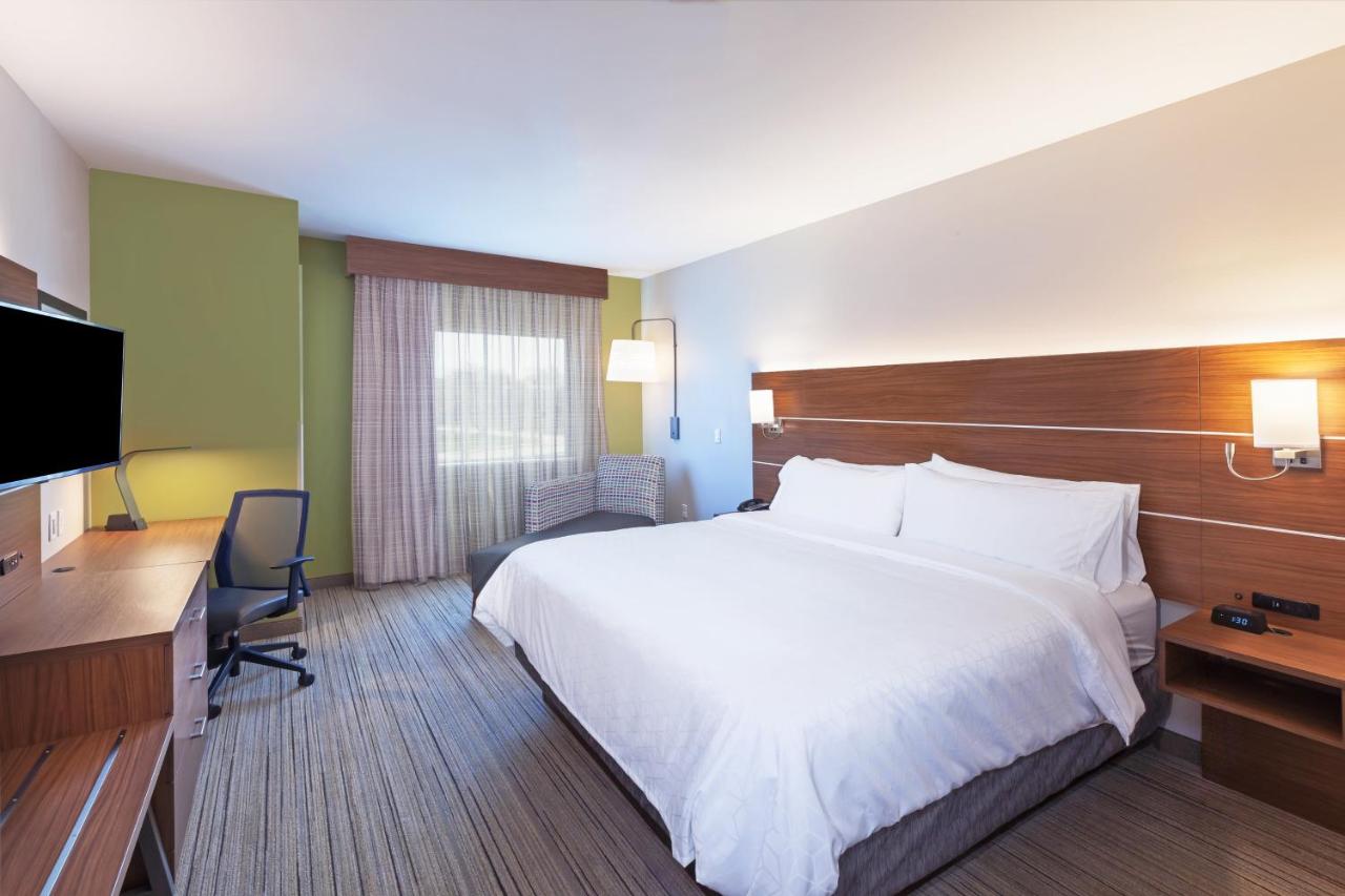 Standard King Room at Holiday Inn Express & Suites Lenexa - Overland Park Area by IHG