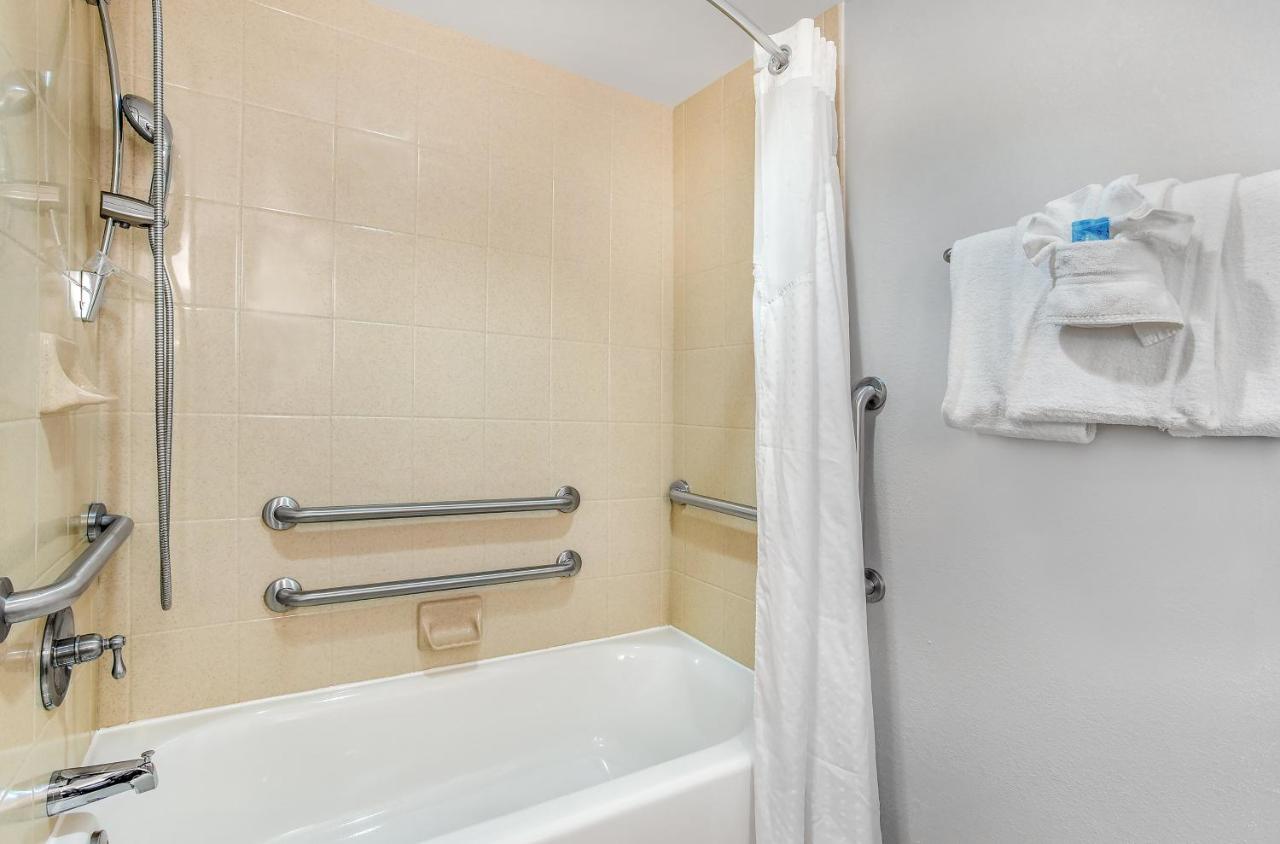 King Room with Bath Tub - Disability Access/Non-Smoking at Holiday Inn Express & Suites Morristown by IHG