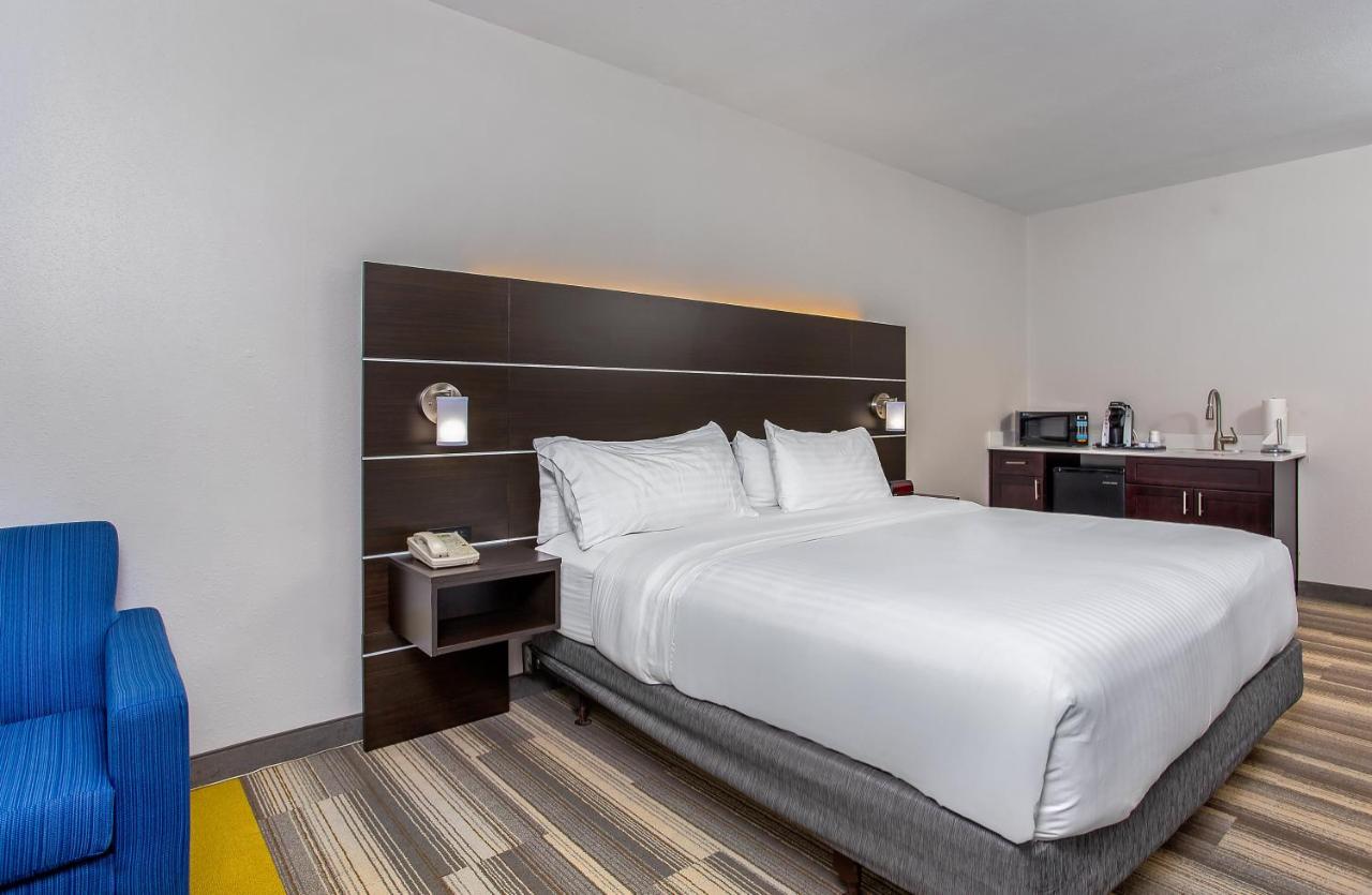 King Suite with Bath Tub - Disability Access/Non-Smoking at Holiday Inn Express & Suites Morristown by IHG