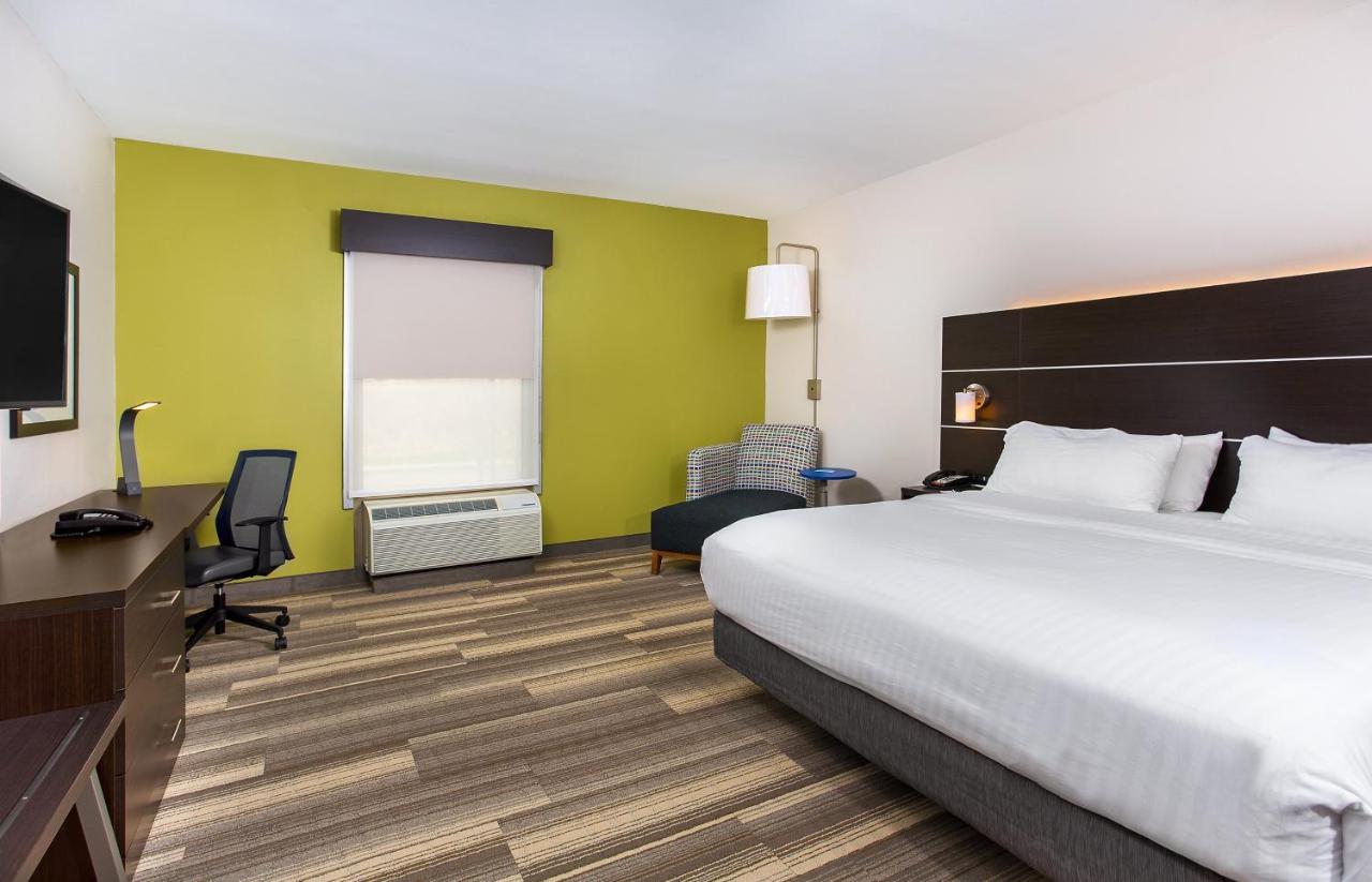 King Room with Bath Tub - Disability Access/Non-Smoking at Holiday Inn Express & Suites Morristown by IHG