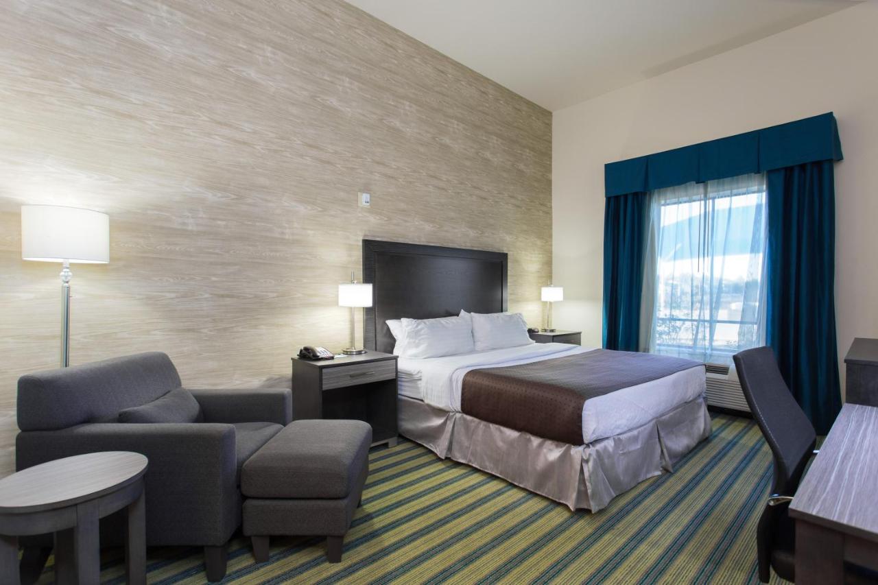 King Room - Hearing Accessible/Non-Smoking at Holiday Inn Texarkana Arkansas Conv Ctr, an IHG Hotel