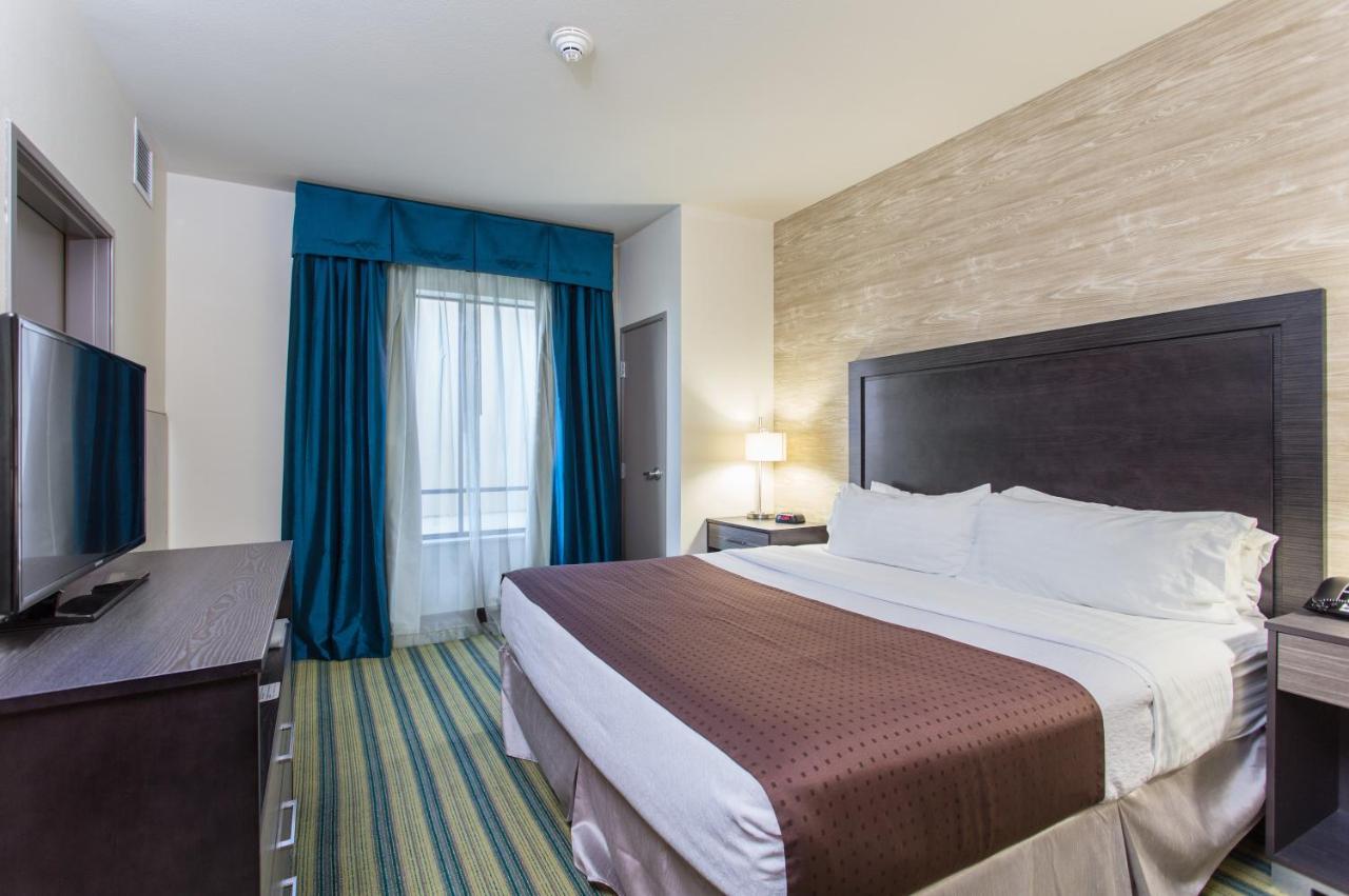 Executive Suite - Non-Smoking at Holiday Inn Texarkana Arkansas Conv Ctr, an IHG Hotel