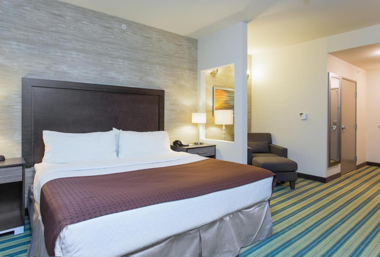 Executive King Room - Non-Smoking at Holiday Inn Texarkana Arkansas Conv Ctr, an IHG Hotel
