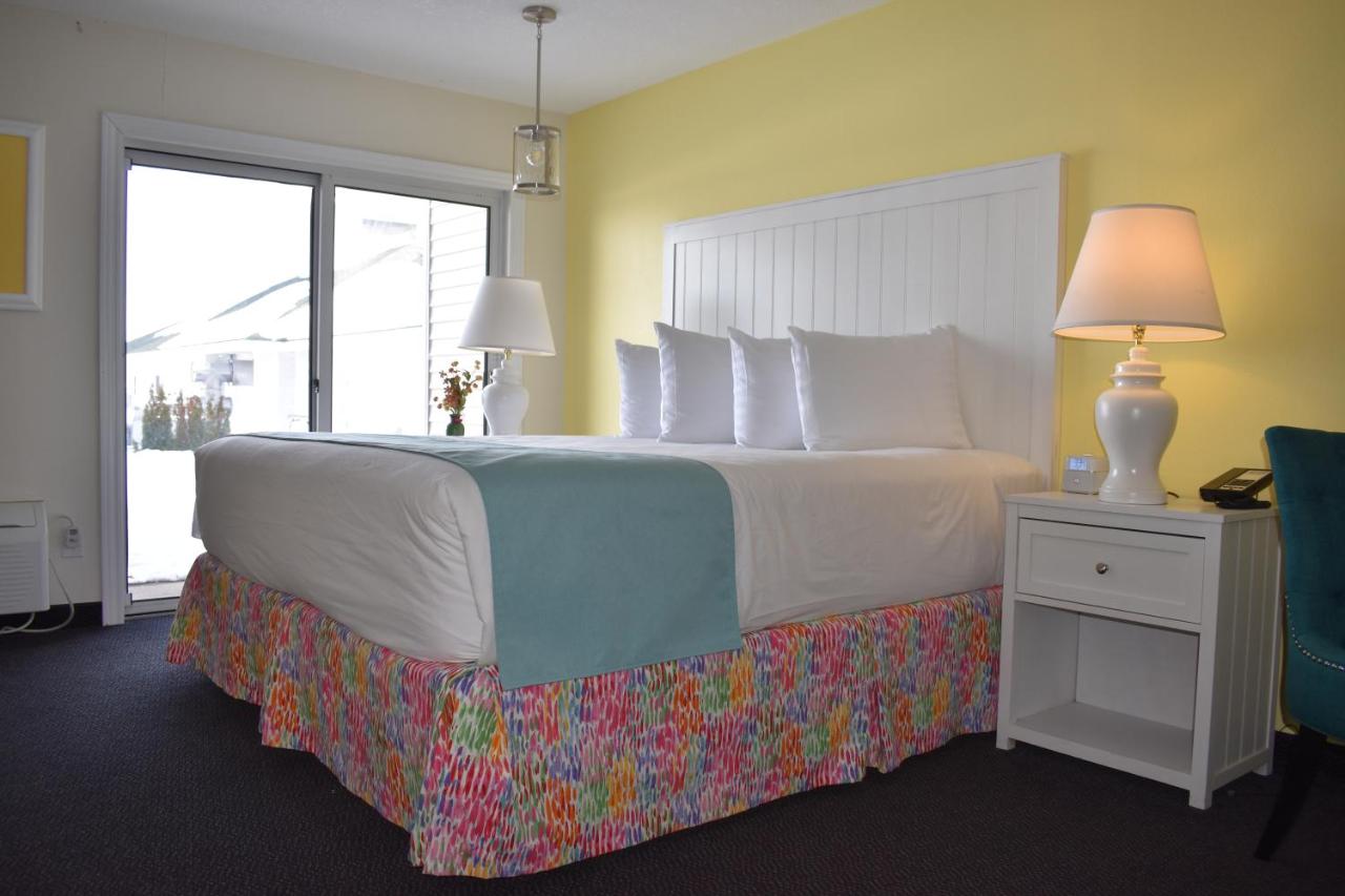 King Room with Spa Bath and Partial Lake View at Breakers Resort & Beach Bar