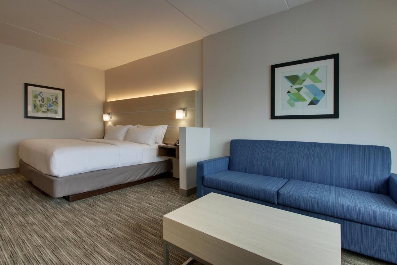 King Suite at Holiday Inn Express and Suites-Elizabethtown North by IHG