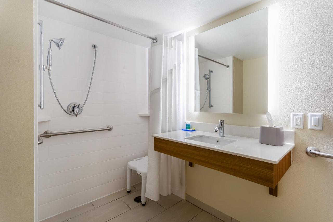 King Room - Hearing Accessible - Roll-in Shower at Holiday Inn Express & Suites Cedar Falls - Waterloo by IHG
