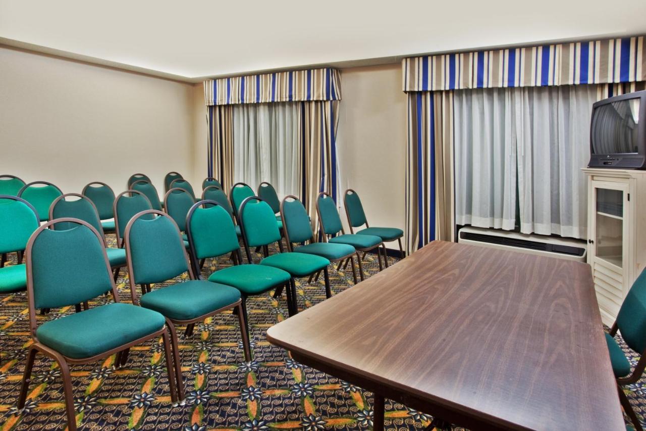  | Holiday Inn Express Hotel & Suites