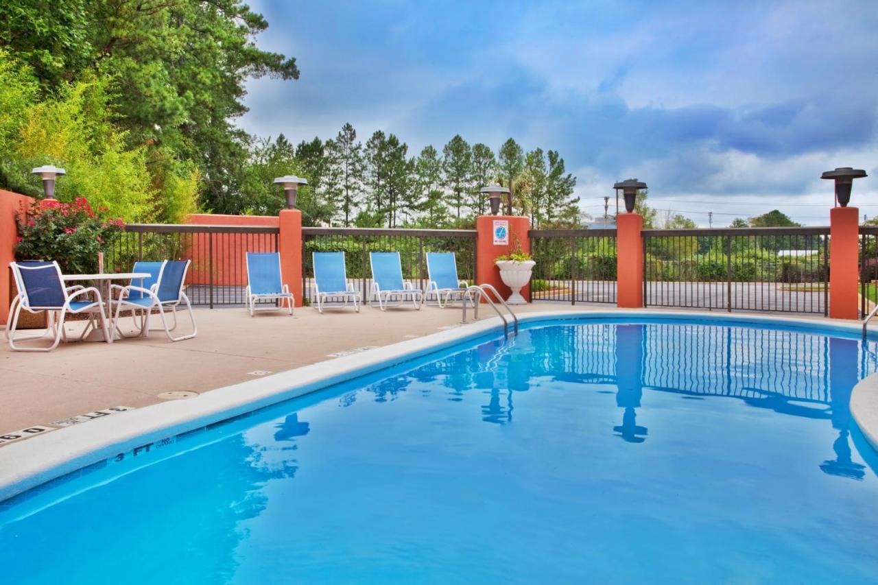  | Holiday Inn Express Hotel & Suites