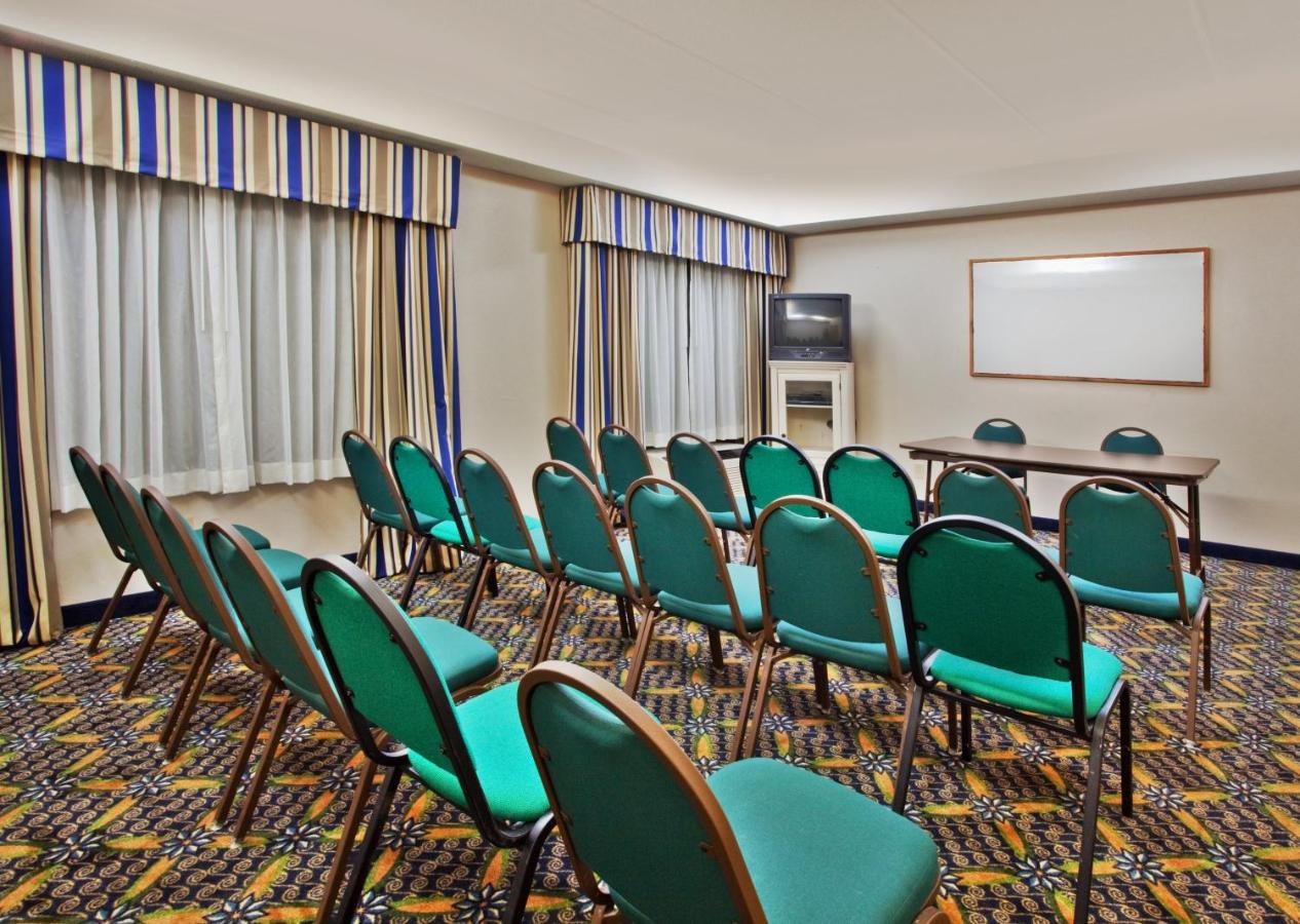  | Holiday Inn Express Hotel & Suites