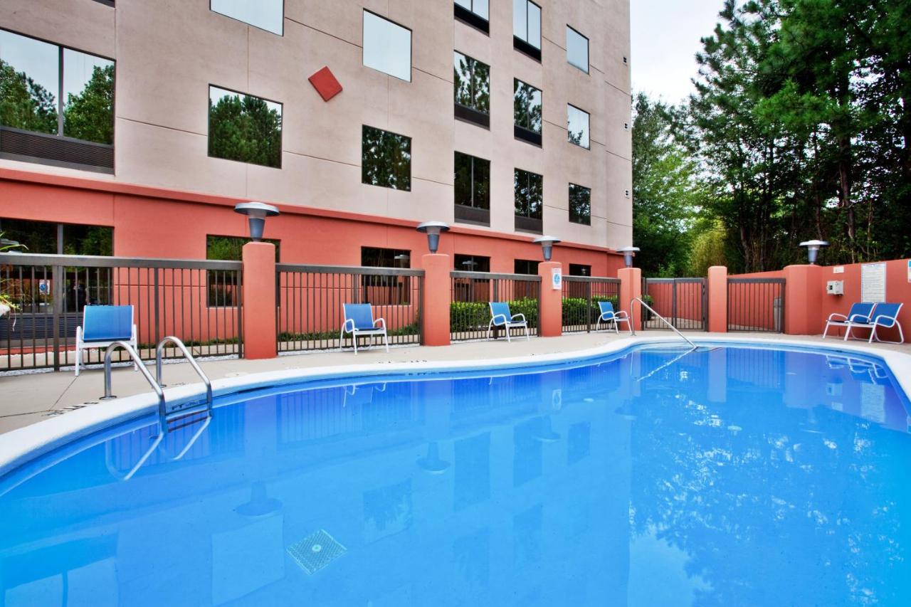  | Holiday Inn Express Hotel & Suites
