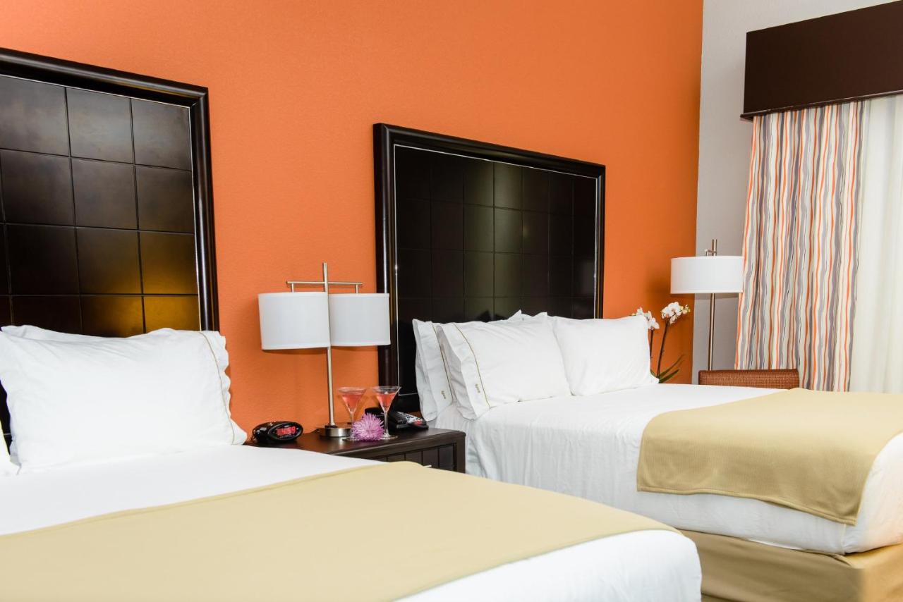 Queen Room with Two Queen Beds at Holiday Inn Express & Suites Austin NW - Arboretum Area by IHG