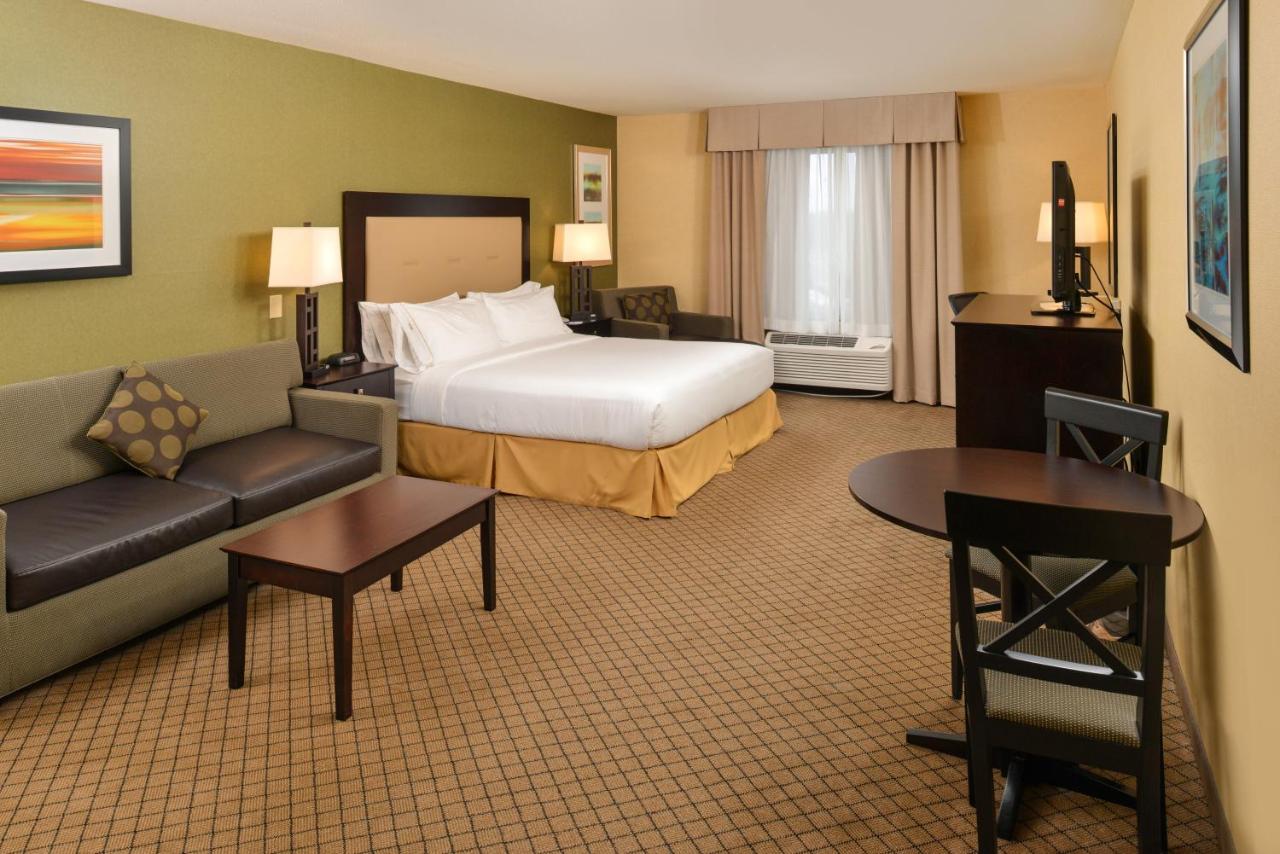 King Suite - Non-Smoking at Holiday Inn Express Sacramento Airport Woodland by IHG
