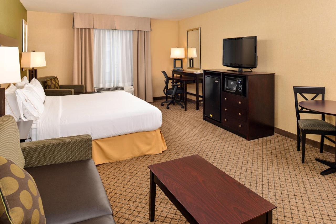 King Suite - Non-Smoking at Holiday Inn Express Sacramento Airport Woodland by IHG