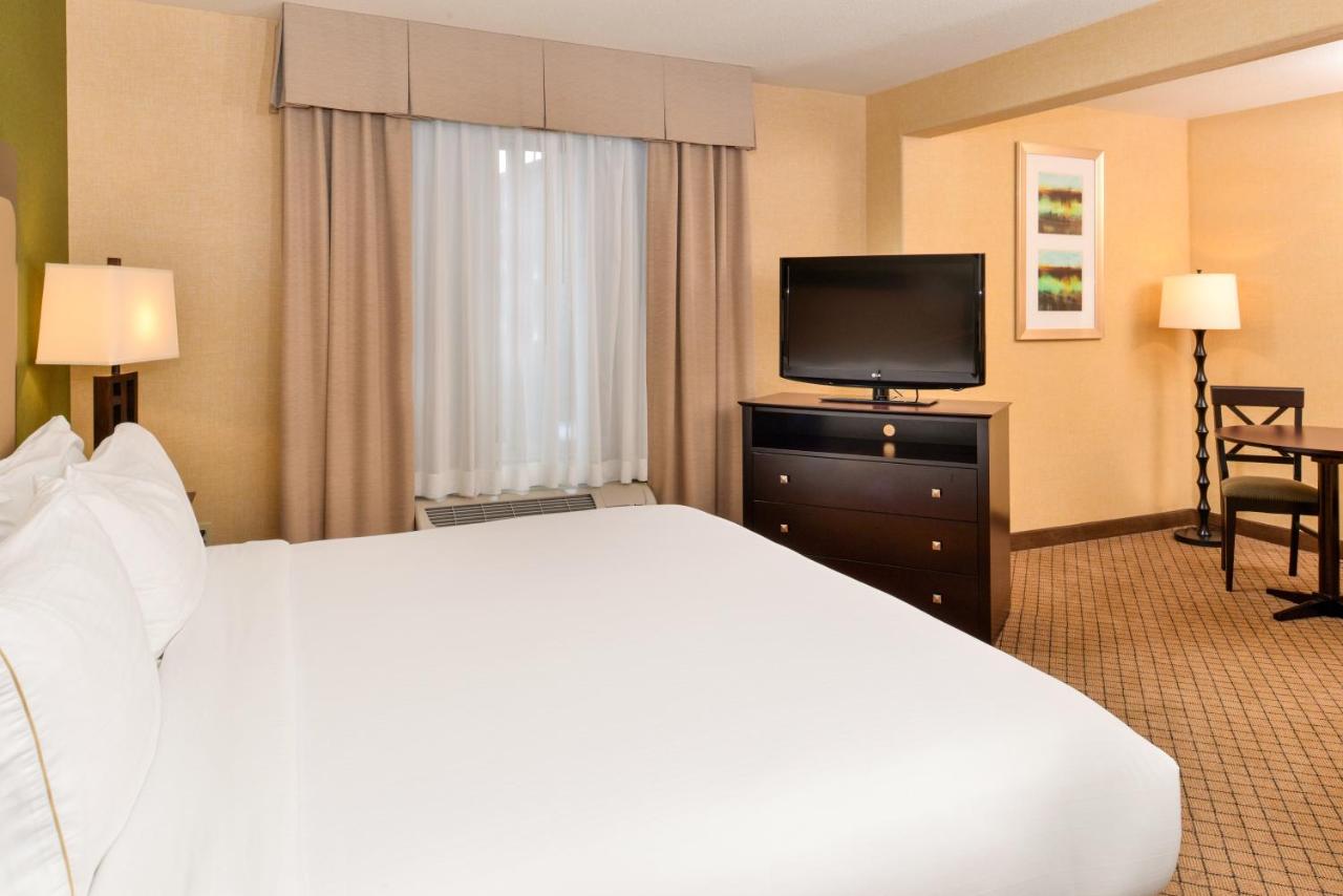 Executive King Suite at Holiday Inn Express Sacramento Airport Woodland by IHG