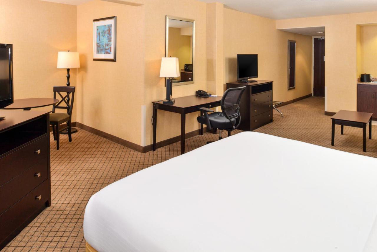 Executive King Suite at Holiday Inn Express Sacramento Airport Woodland by IHG