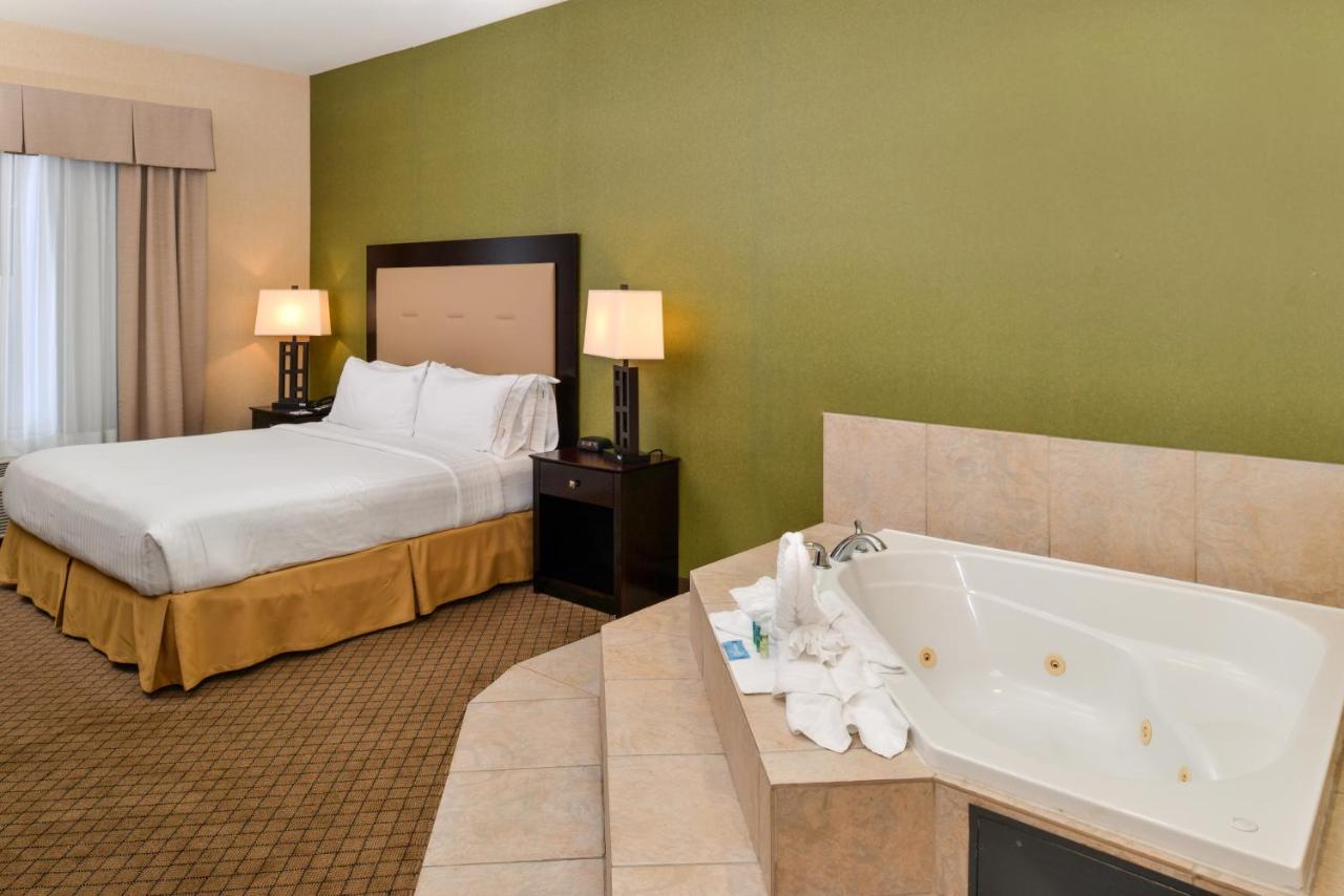 King Suite with Whirlpool - Non-Smoking at Holiday Inn Express Sacramento Airport Woodland by IHG
