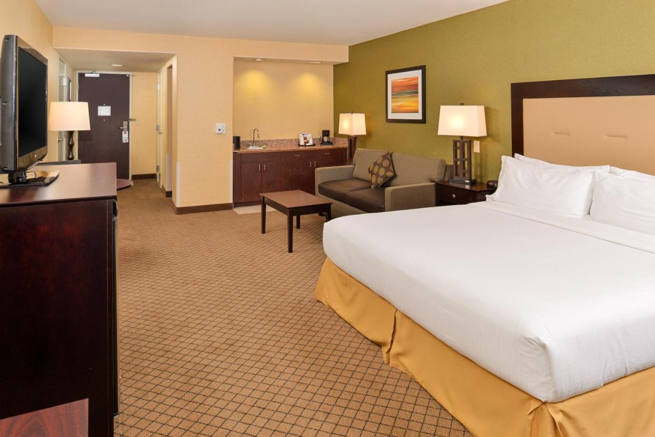 Suite with Mobility Accessible Tub - Non-Smoking at Holiday Inn Express Sacramento Airport Woodland by IHG