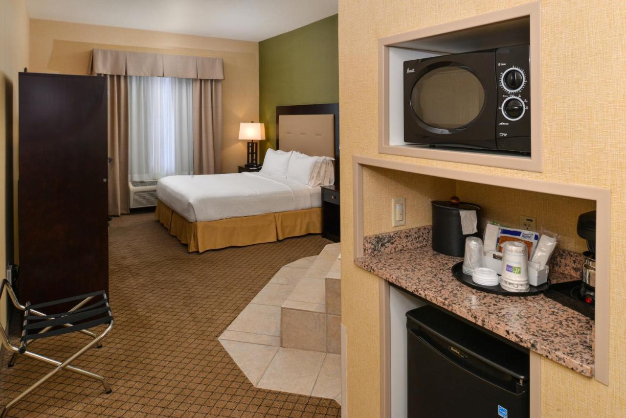 King Suite with Whirlpool - Non-Smoking at Holiday Inn Express Sacramento Airport Woodland by IHG
