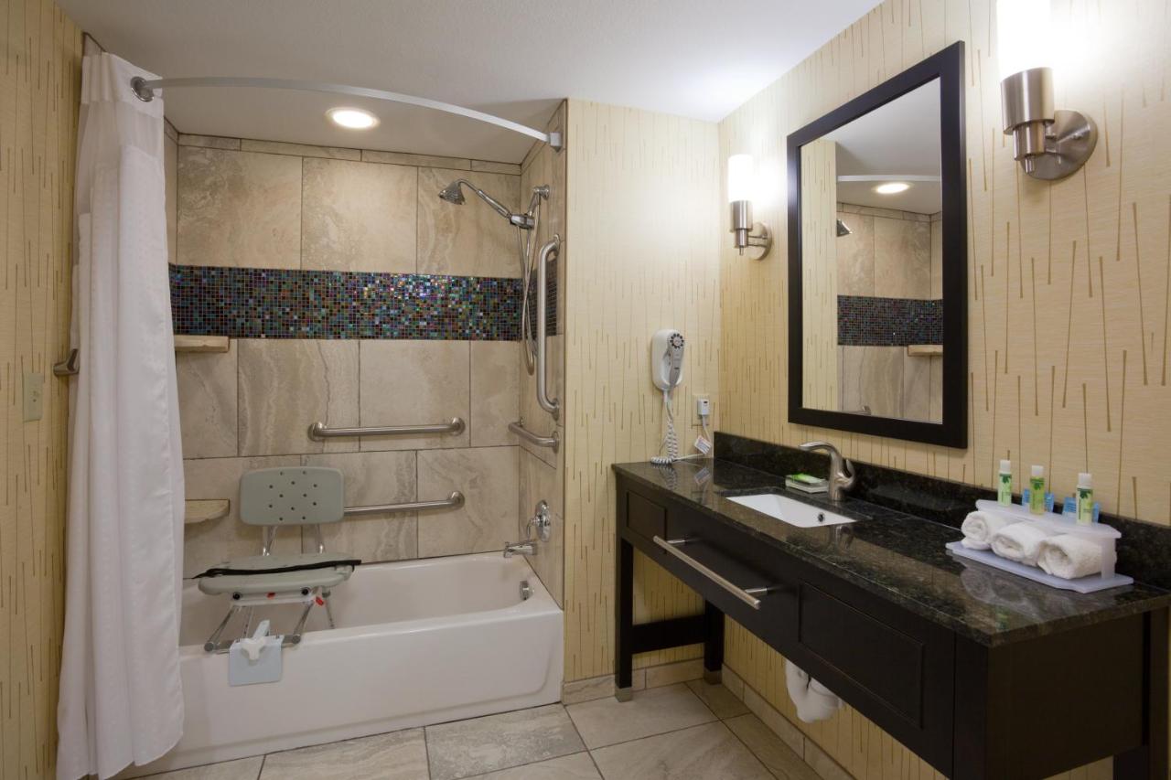 Suite - Disability Access Tub/Non-Smoking at Holiday Inn Express Hotel & Suites Fort Dodge by IHG