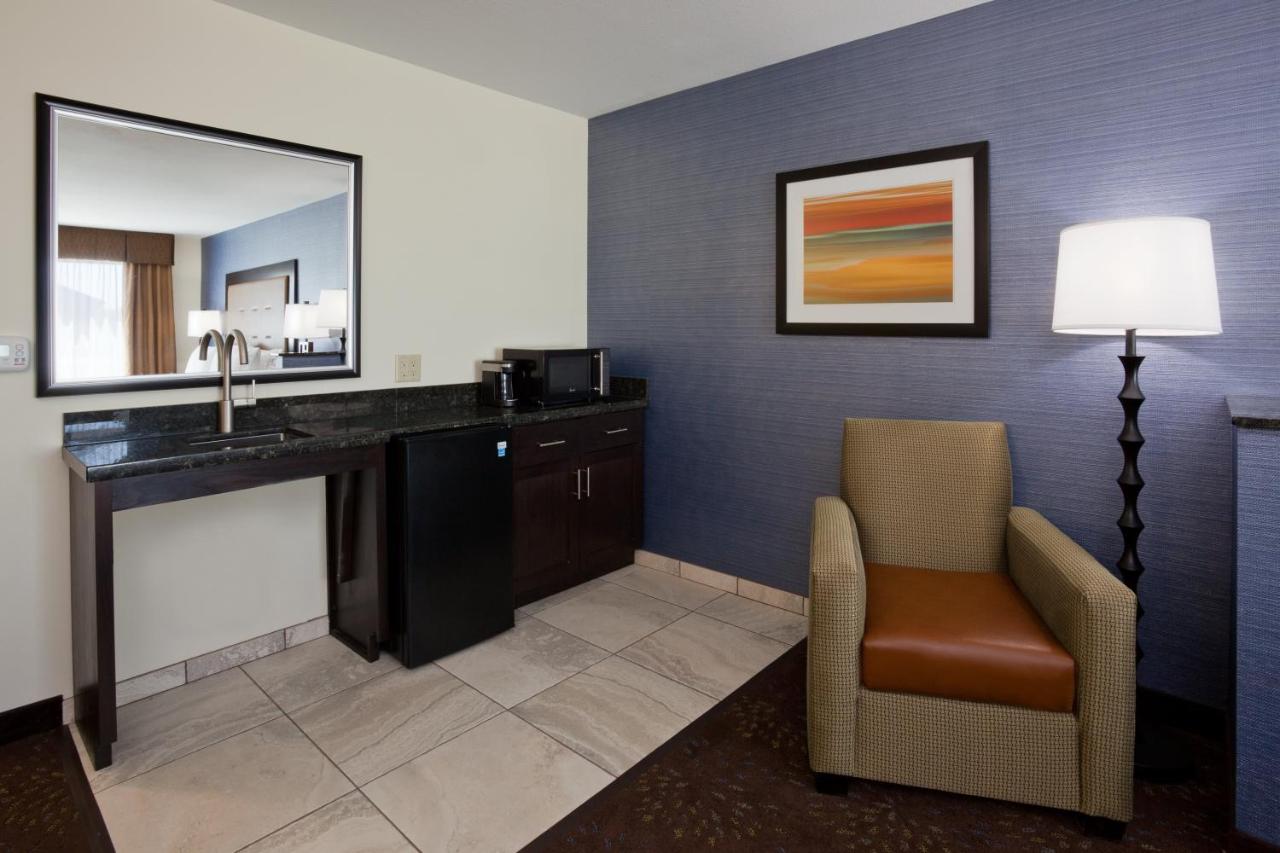 Deluxe King Room - Disability Access at Holiday Inn Express Hotel & Suites Fort Dodge by IHG