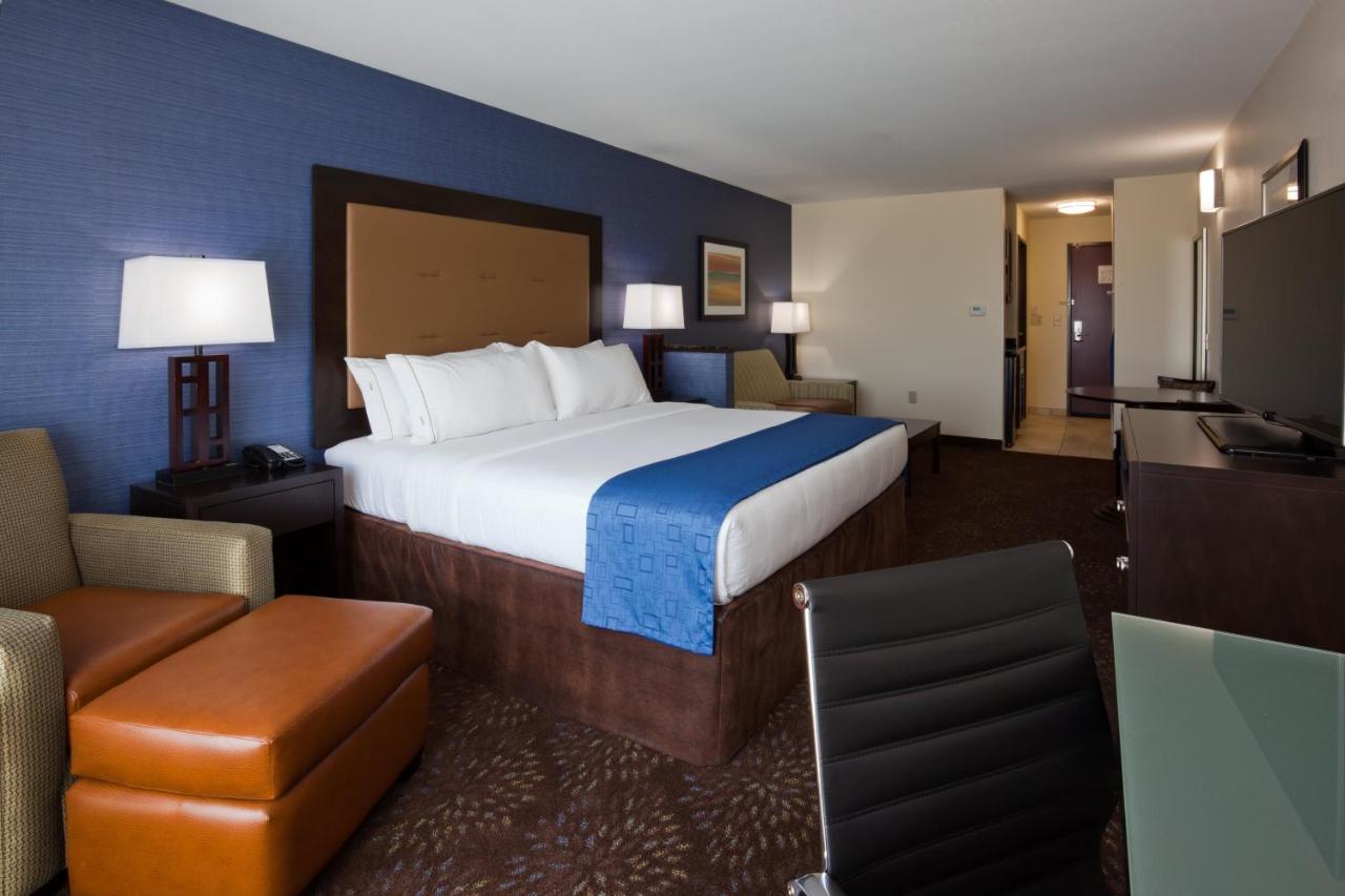 Executive King Room at Holiday Inn Express Hotel & Suites Fort Dodge by IHG