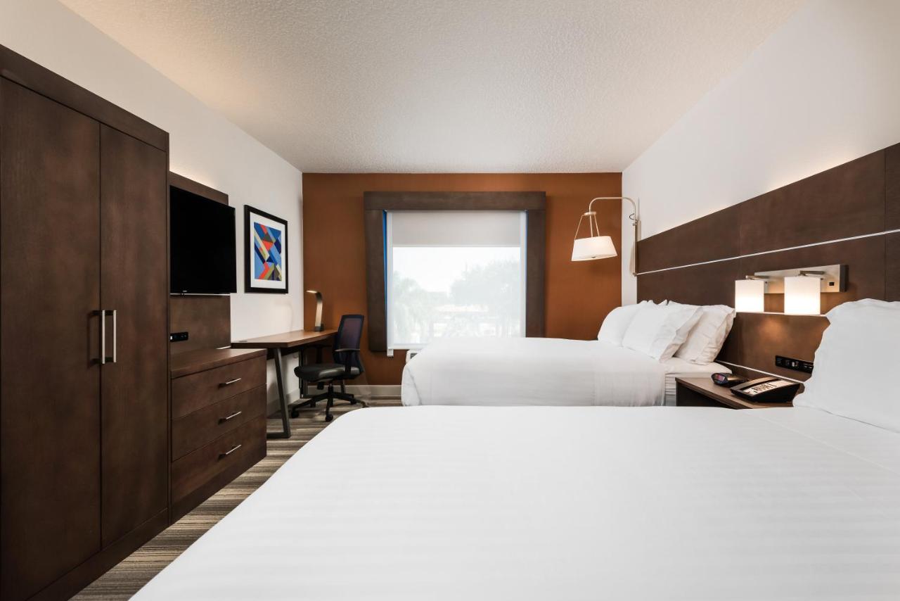 Queen Room with Two Queen Beds and Bath Tub - Disability Access/Non-Smoking at Holiday Inn Express Bartow by IHG