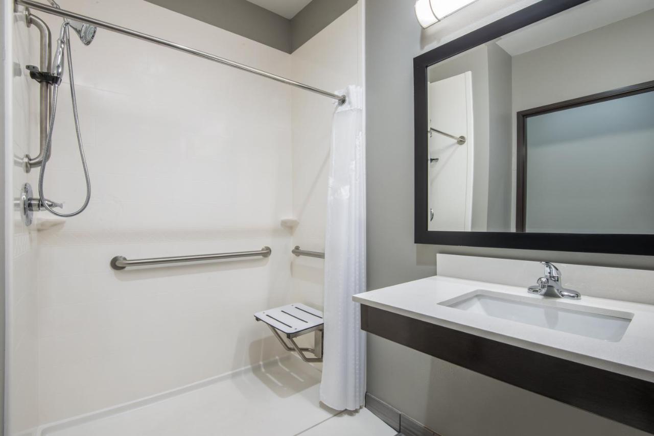 King Room - Disability Access/Roll in Shower at Holiday Inn Express & Suites Stillwater - University Area by IHG