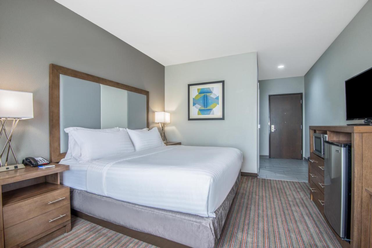 King Room - Disability Access/Roll in Shower at Holiday Inn Express & Suites Stillwater - University Area by IHG