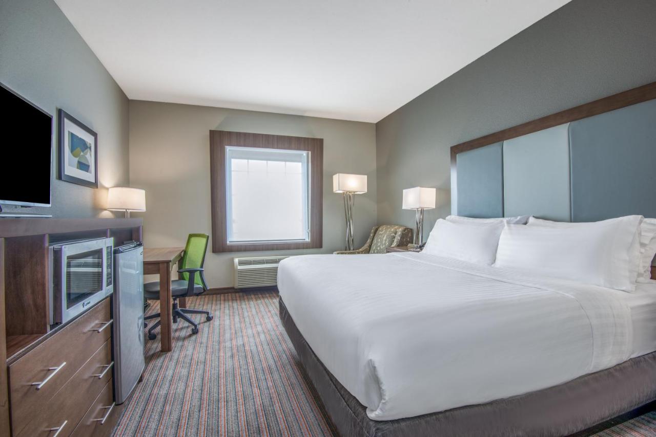 King Room - Disability Access/Roll in Shower at Holiday Inn Express & Suites Stillwater - University Area by IHG