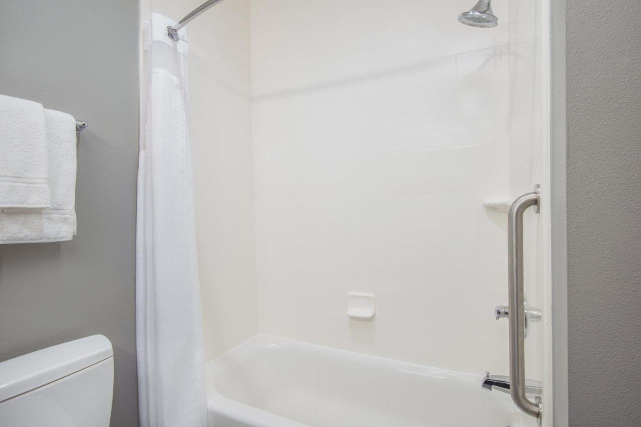 Twin Room - Disability Access with Bath Tub at Holiday Inn Express & Suites Stillwater - University Area by IHG